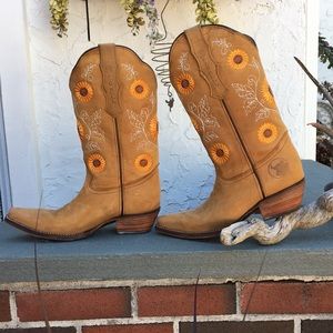 Sunflower cowgirl boots!
